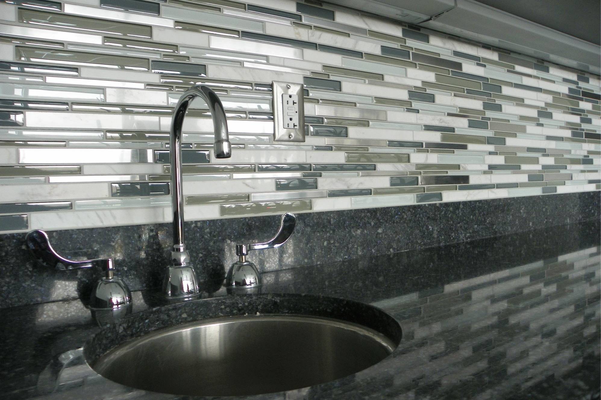 BLISS_STAINLESS_LINEAR_2_G | Roma Tile NY