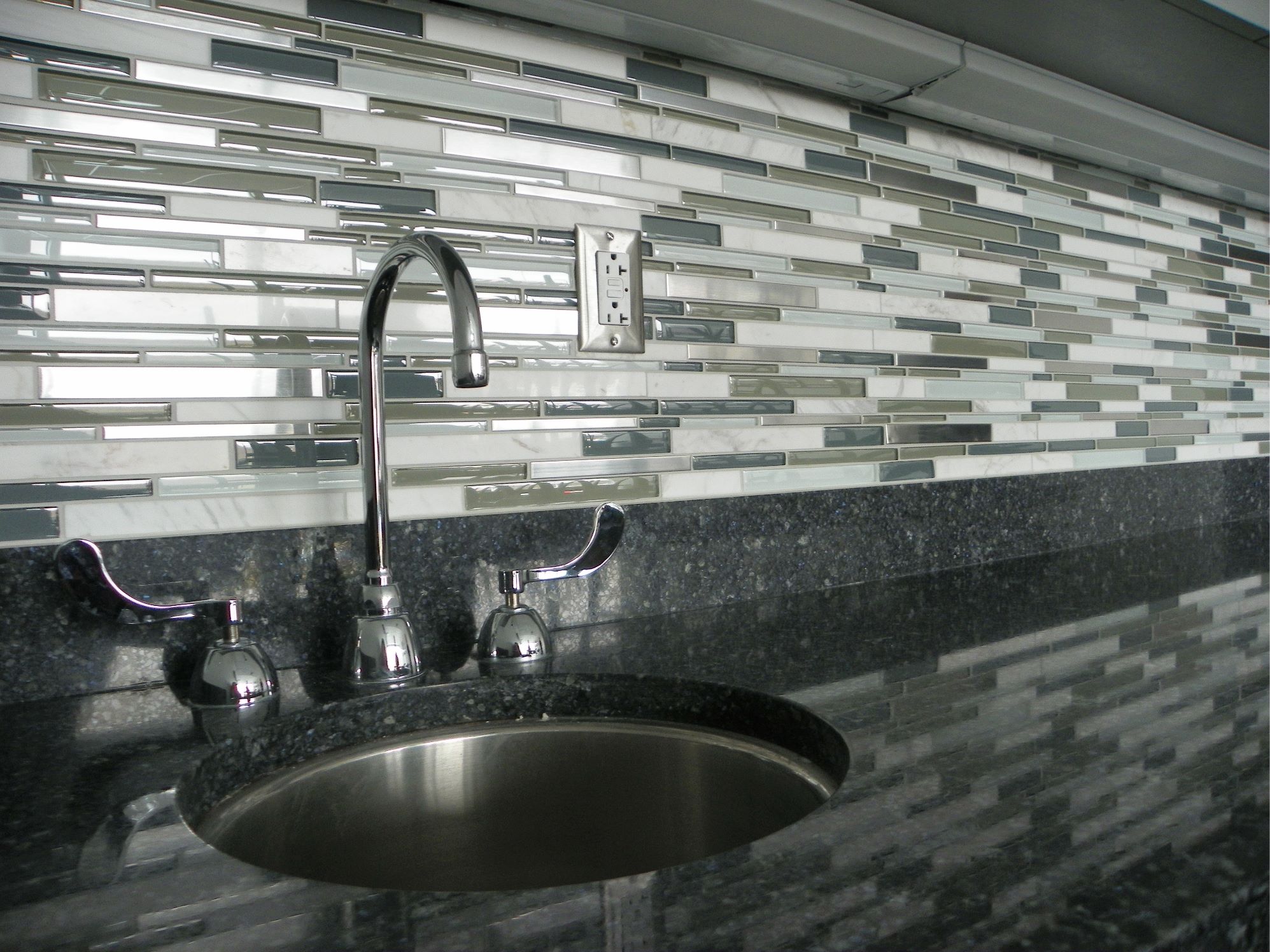 BLISS_STAINLESS_LINEAR_2_G | Roma Tile NY