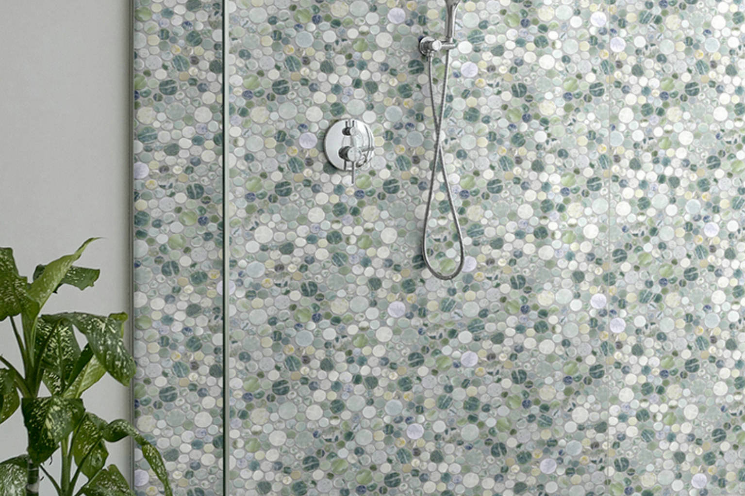 Crystal Green Semi‐Precious Stone Round Interlocking Mosaic | Roma Tile NY